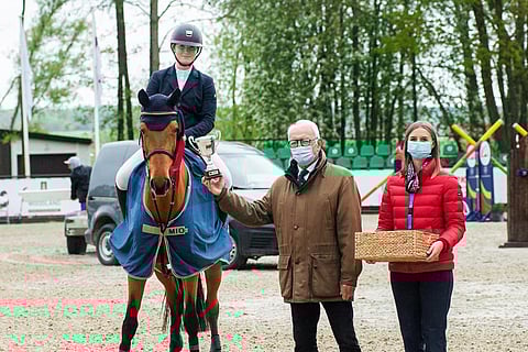 Aura Vasama, Folinda ja voittopokaali menestysreissulla Liettuassa.