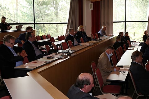 Valtuuskunnan 42 jäsenestä noin puolet oli kevätkokouksessa paikan päällä Scandic Laajavuoressa, puolet etäyhteyden päässä.