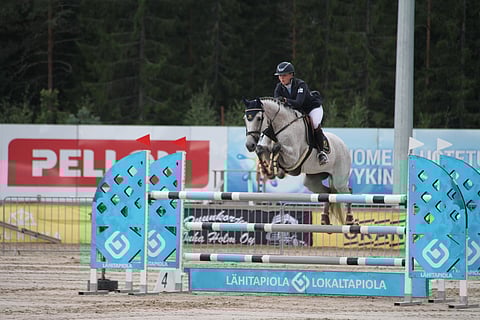 Hedwig Wikström ja Chiara's Charm hyppäsivät viime vuonna junioreiden este-SM:t.