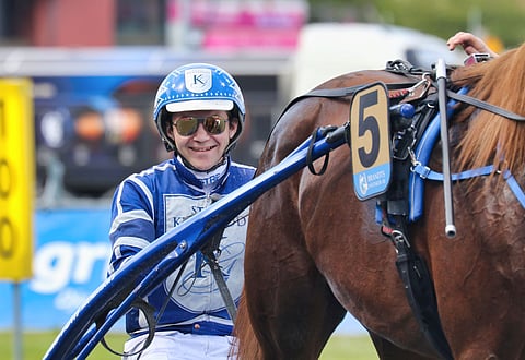 Ole Johan Östre ajaa kahta Even Elvenesin tipsihevosta Åmålin T86-kierroksella.