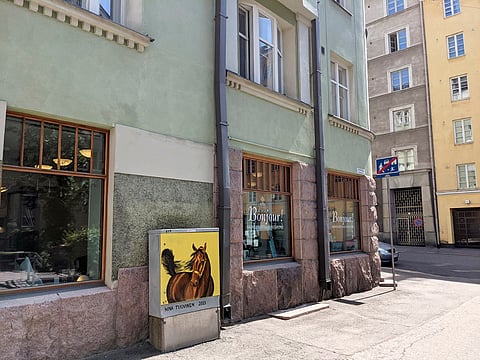 Hevostaitelija Nina Tuovisen Balboa-maalaus Perhonkatu 1:n edustalla.