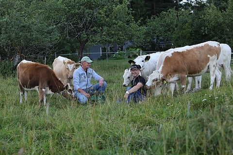 Risto Toivonen, Hevosurheilun kesäkuun Personal Trainer Seppo Laine sekä Suontaan kartanon lehmät.