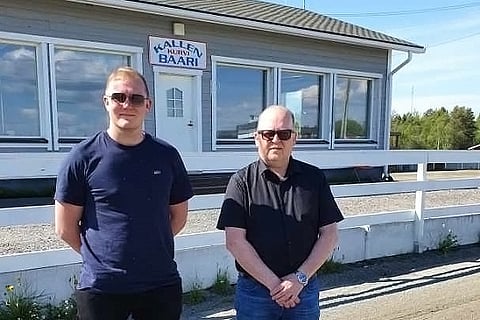 Tornion raviradan uusi toiminnanjohtaja Henri Mäkinen (vas.) ja puheenjohtaja Markku Sadinmaa perusteellisesti kunnostetun Kallen Kurvin edustalla.