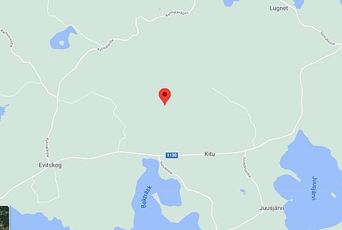 Kaksi hevosta karkasi Hästbackan tallilta tiistaina päivällä.