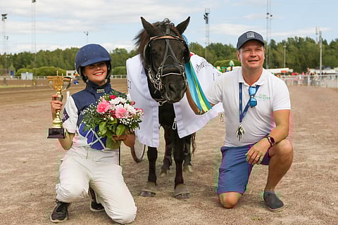 Maria Kiukas kannusti Jumin etumatkan turvin karkuun pahimmilta uhkaajiltaan Ponikuningatar-osalähdössä. Heikki Häyhä onnittelee.