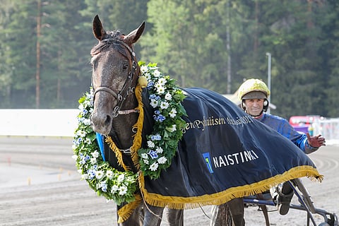 Hede Darling ja hymyilevä Eric Raffin, Eugen Pylvänäisen Muistoajon voittajat.