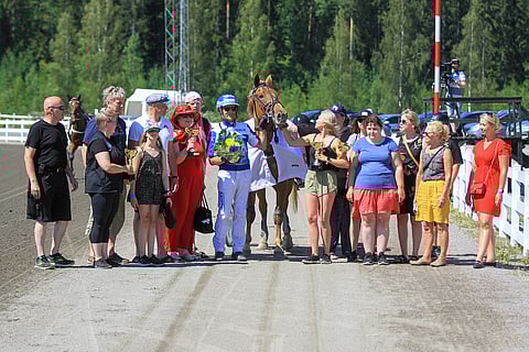 Harri Voutilaisen ja Niina Roposen kasvattama Ciiran Tähti kuittasi voitostaan 8000 euroa. Ykkössija oli sille kauden kahdeksanteen kilpailuun kolmas. Kuva: Roosa Lindholm.