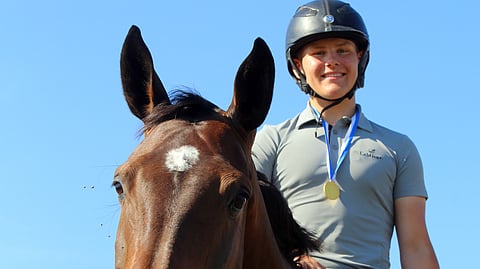 Korumies on nykyään Mitalimies. Hevonen I.Termie eli Sessa on tuoreen junnukultamitaliratsukon toinen osapuoli.