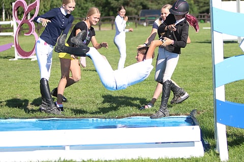 Joukkuekaverit kastelivat Jone Illin derbykentän vesihaudassa.