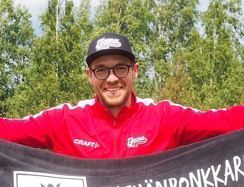 Juha Puhtimäki on vaihtanut Joensuun Mailan värit Tampereelle, jossa työ hevosten ja hyväntekeväisyystempausten ideoinnin parissa jatkuu. Kuva: SI