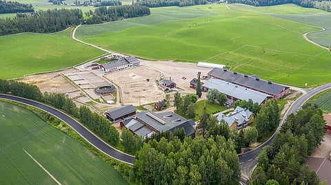 Korpikylä on myynnissä.