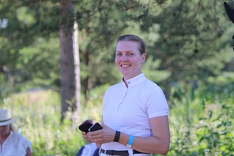 Syytä hymyyn, kun hevonen kulkee ja tuomareilta ropisee pisteitä.