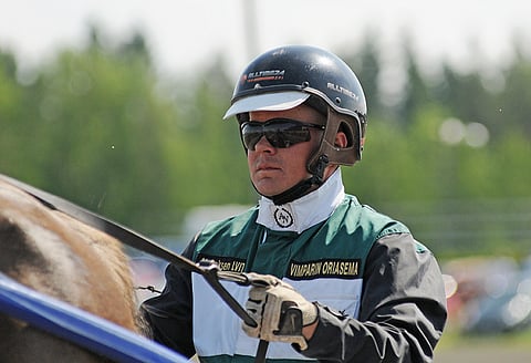 Harri Vimpari ohjastaa Hevosurheilun ideavihjeen varmana toimivaa Roughenough Vicea.