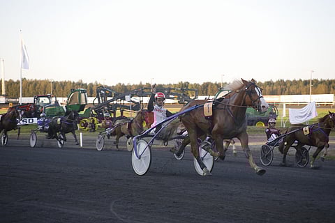 Iikka Nurmonen tuuletteli Stallonen rattailla avausmatkan voittoa.
