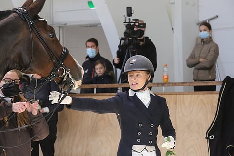 Kyse on kommunikoinnista kahden hyvin erilaisen lajin välillä. Ei sattumaa, että ratsastus toimii, sillä tuntoaisti on niin erinomainen yhteyden mahdollistaja, että jos ratsastusta ei olisi, se pitäisi keksiä. Kuvassa Anu Sironen ja San Quelle GP-voiton jälkeisissä tunnelmissa.