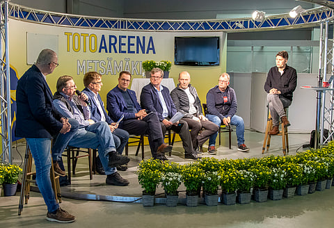 Kylmäveriseminaarin paneelin muodostivat (tuoleilla vasemmalta) Kari-Markku Karjalainen, Antti Karhila, Matti Rehula, Tuomo Pekonen, Antti Ala-Rantala ja Mikael Mattfolk. Keskustelua johtivat jakkaroilta Lauri Hyvönen (oik) ja Roger Johansson (vas).