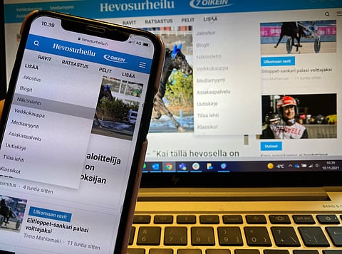 Hevosurheilu.fi:ssä surffailet ja löydät etsimäsi eri kategorioita klikkailemalla. Esimerkiksi Lisää-kategorian alta löydät tiesi näköislehteen.