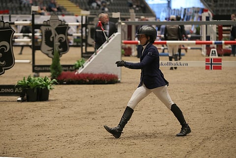 Noora Forstén hyppäsi Riesenbeckin hallikisoissa hyviä ratoja, mutta pääluokassa hän joutui keskeyttämään.