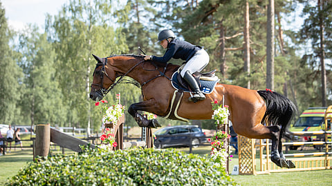 Antonia Virtanen ja Alma Lotta R aloittivat Ypäjän PM-kilpailut loistavasti, mutta lopulta kisat päättyivät ikäviin tunnelmiin, kun ratsukko hylättiin.