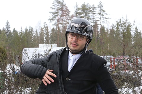 Antti Linna jatkaa kilparatsastusta satulasta, ei SRL:stä, käsin.