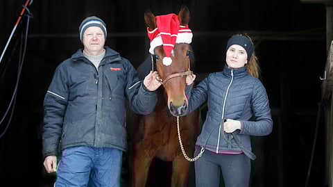 Jenni Rautiainen seurasi Easy Loverin voittoa kotoa käsin. Vasemmalla isä Terho Rautiainen.