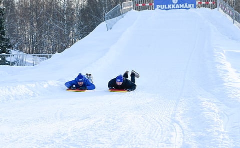 Vermon toimitusjohtaja Heikki Häyhä ja ohjastaja Hannu Torvinen testasivat Talven Ihmemaan liukurimäen viime helmikuussa.