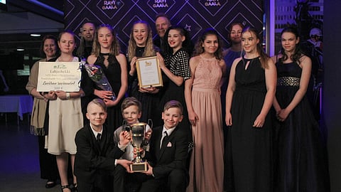 Loviisan ravinuoret palkittiin Ponitaiturit-kilpailun voittajina Young Power poniravigaalassa 28.2.2020 Oulussa Äimäraution raviradalla.