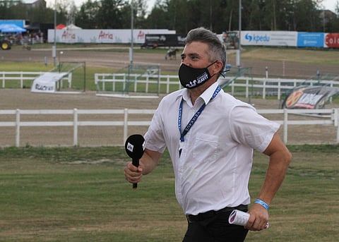 Juha Jokinen ehtii päätyönsä ohessa myös valmentamaan hevosia.