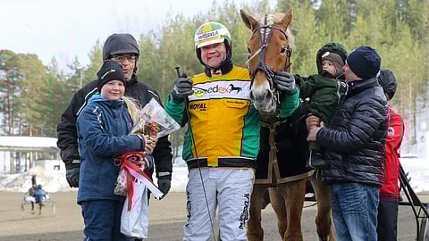 Rokin Maxi nappasi Tampereella ansaitun ykkössijan. Markku Pasanen ja Lumia Timonen (vas.) edustivat taustavoimia. Oiva Käsnänen ja lapsenlapsensa Otson kanssa pääsivät onnittelemaan voittajaa.