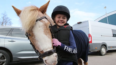 Edith Poikkeus ja Jaska-poni tekivät kaiken, mitä heiltä pyydettiin, vaikka kokemusta maastoesteistä tai messuyleisöstä ei ollut entuudestaan.