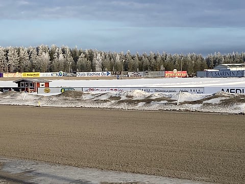 Ylivieskan ravit siirrettiin rataolosuhteiden vuoksi Kaustiselle. Rata kuvattuna ennen Kavioliiga-raveja 2.4.2022.
