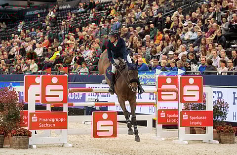 Martin Fuchs menetti johtosijan perjantaina, mutta vaihtoi hevosen takaisin Chapliniin ja kiri takaisin ykköstilalle.