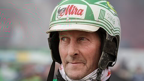 Ari Moilanen on Jouni Kivelän laitteleman Leonore Crownin ohjissa.