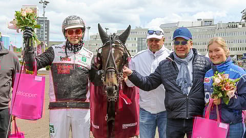 Suomalaisjuhlaa Solvallassa vuonna 2022, Mika Forss, Joy Sisu, Matti Maunu, Petri Salmela ja Ira Lahti.