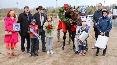 Täällä taas! Kymmenen starttia ja kymmenen voittoa. Huippuoriin taustalta löytyvät mm. Ilkka Herlin (neljäs vasemmalta) ja ohjastaja–valmentaja Pekka Korpi.