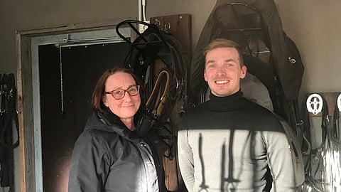 Äiti ja poika, eri linjoilla ja samoilla linjoilla.