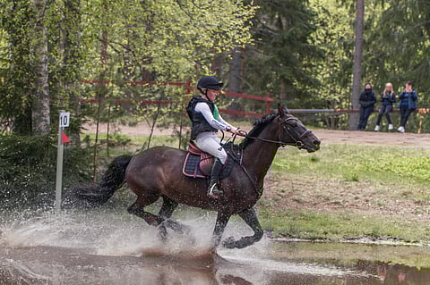Ann-Niina Kiviniitty-Ranta-aho ja Madame Schnabel vesiesteellä.