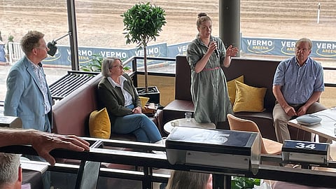 Leppävaara-projektin johtaja Mika Rantala, maisema-arkkitehti Ria Ruokonen, meluvaikutuksia tutkinut Liisa Kilpilehto ja Vermon hallituksen varapuheenjohtaja Jyrkin Ojanen esittelivät suunnitelmia Vermon katsomossa.