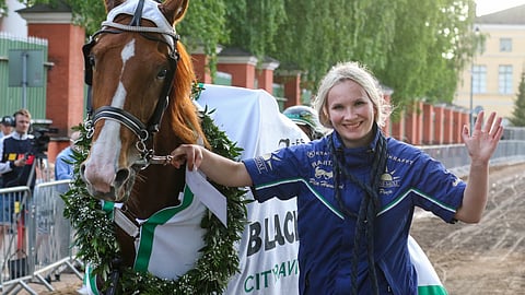 Rhapsody Point vei finaalin. Mukana hevosen hoitaja Pinja Iltanen.