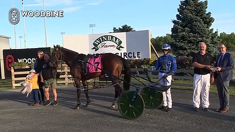 Miljoonan dollarin North America Cupin voittajakehässä Pebble Beachiä pitelee Sonja Booth vieressään Liisa Vatanen ja Luc Blais jr. Valmentaja Noel Daley on toinen oikealta. Kuva: