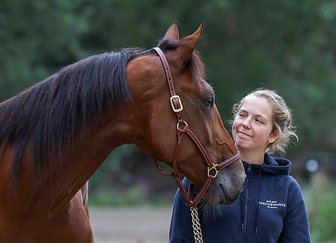 Hachiko De Veluwe ja hoitaja Rebecca Sjöberg Suomessa vuonna 2018.