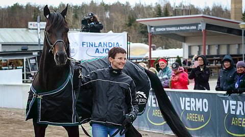 Tycoon Conway Hall vieraili hoitajansa Rie Raunin kanssa vappuna Vermossa.