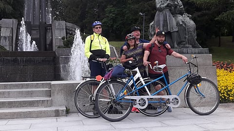 Jouko Palmroth, Virve Rantanen, Arto Turkki ja Oskari Mäkinen "puolimatkan krouvissa" Tampereella matkalla Forssan kuninkuusraveihin.