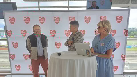 Ilkka Herlin kertoi Forssan Pilvenmäellä järjestetyssä Hevosalan Areena -tilaisuudessa, kuinka hevonen voi olla yksi ratkaisija ilmastonmuutoksen hillitsemisessä ja hiilensidonnassa. Haastattelemassa Lauri Hyvönen ja Katja Ståhl.