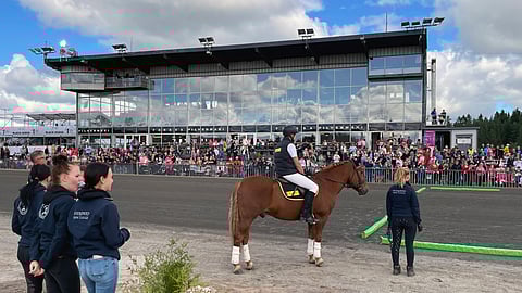 Tapio Mäki-Tulokas vaihtoi lajin kouluratsastukseen Kultajousi Challengessa Kuninkuusraveissa.
