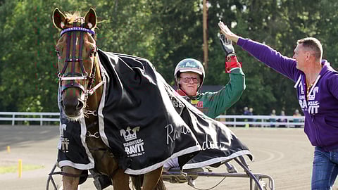 Pekka Pasinen onnitteli Heikki Torvista yläviitosella.
