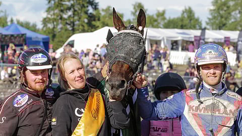 Isabel B.R. voitti vuonna 2022 Tammavaltikan toisen osamatkan. Tänä vuonna Taneli Säde, Jonna Irri ja Olli Koivunen hakevat kisasta menestystä Tammaderbyn voittajan Over My Shoulderin kanssa.