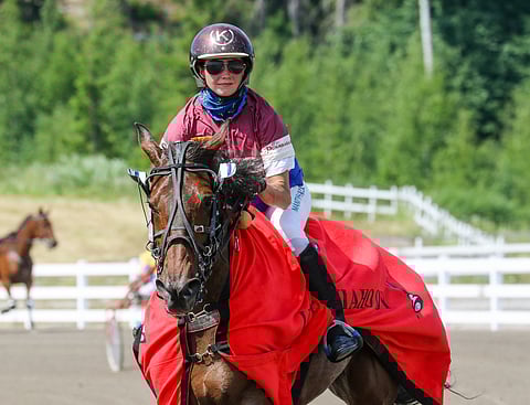 Janita Antti-Roiko ratsasti Hierro Bokon lämminveristen Montén SM-finaalin voittoon viime heinäkuussa.