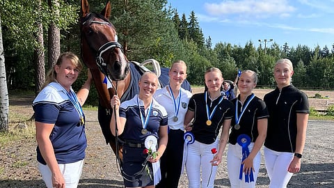 Vertin voittoisa tiimi Oona Pekkala, Jessica Laxén, Roosa Männistö, Iira Vesterinen, Hilda Postareff ja valmentaja Sonja Argillander .