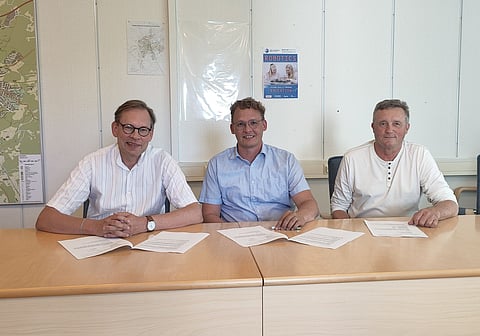 Riihimäen kaupungin elinvoimajohtaja Mika Herpiö sekä puheenjohtaja Jori Hovi ja varapuheenjohtaja Jorma Kilpiäinen Riihimäen Raviseura ry:stä.